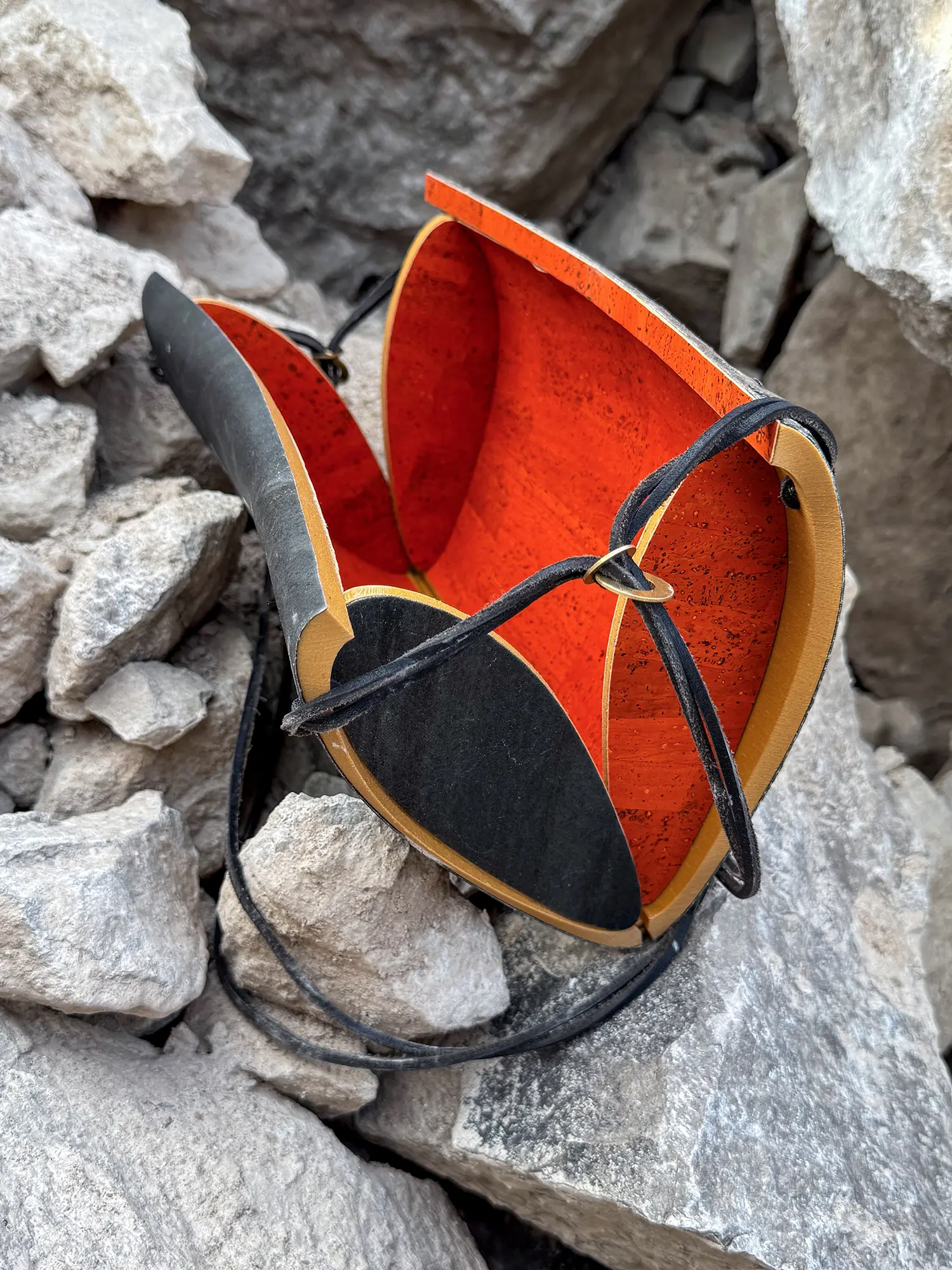Geöffnete Pyroklast Abendtasche mit orangefarbenem Innenraum