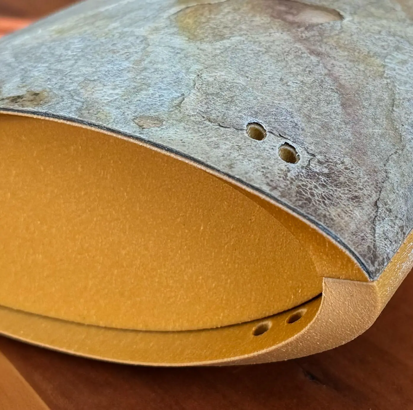 Detail des Holz-Polymer-Korpus der Pyroklast Abendtasche