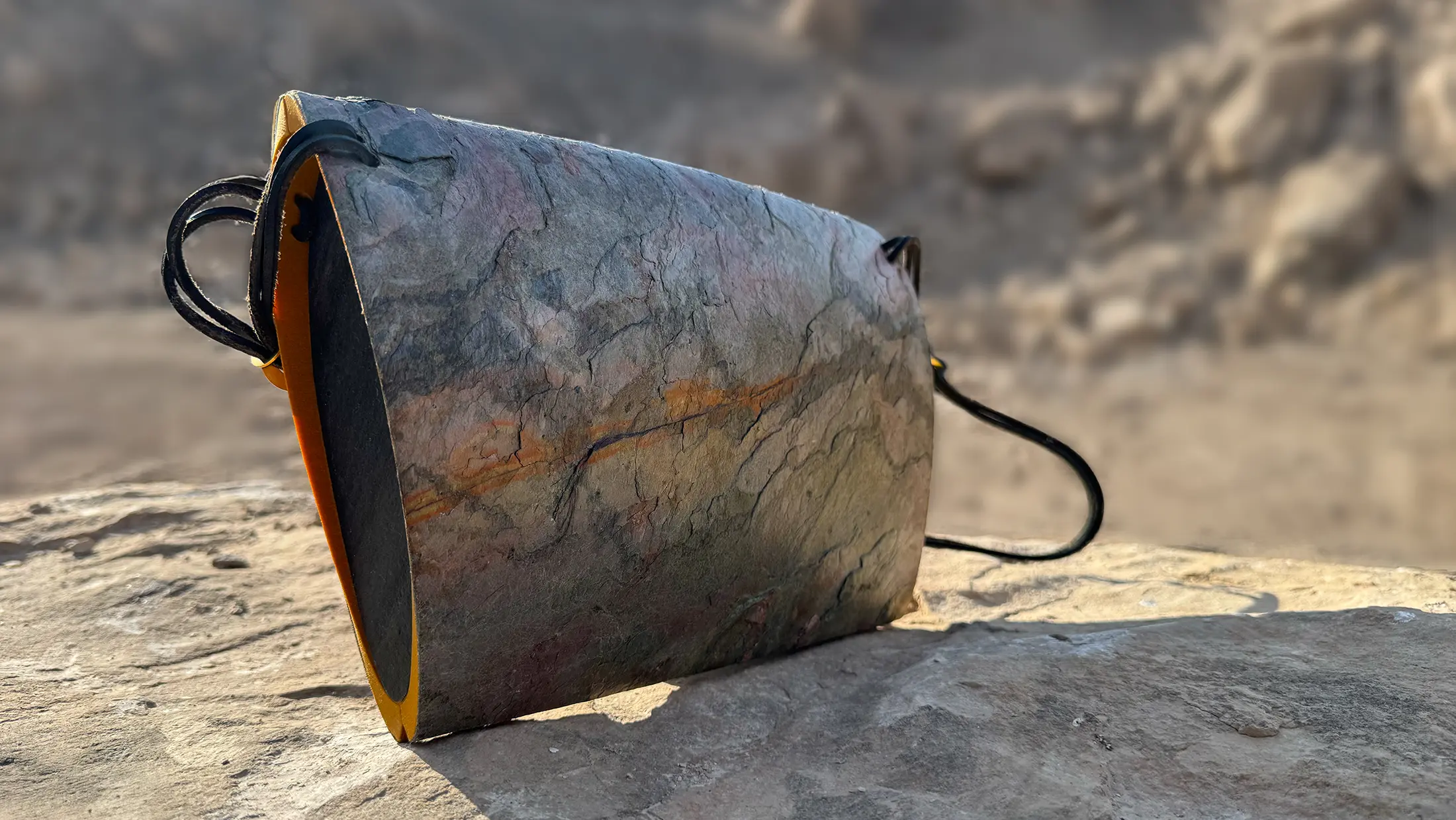 Pyroklast Abendtasche mit Schieferoberfläche auf Felsen