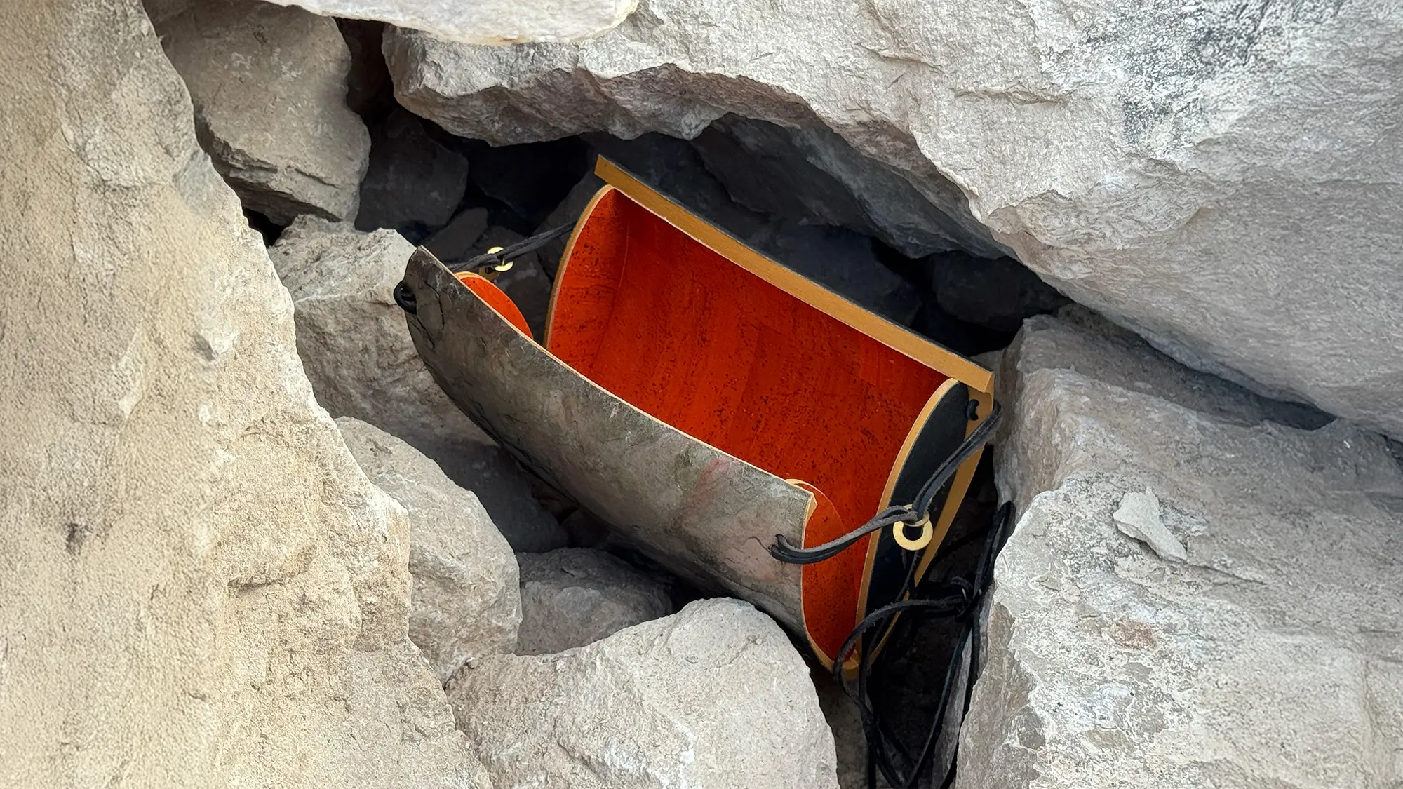 Geöffnete Pyroklast Abendtasche mit orangefarbenem Innenraum