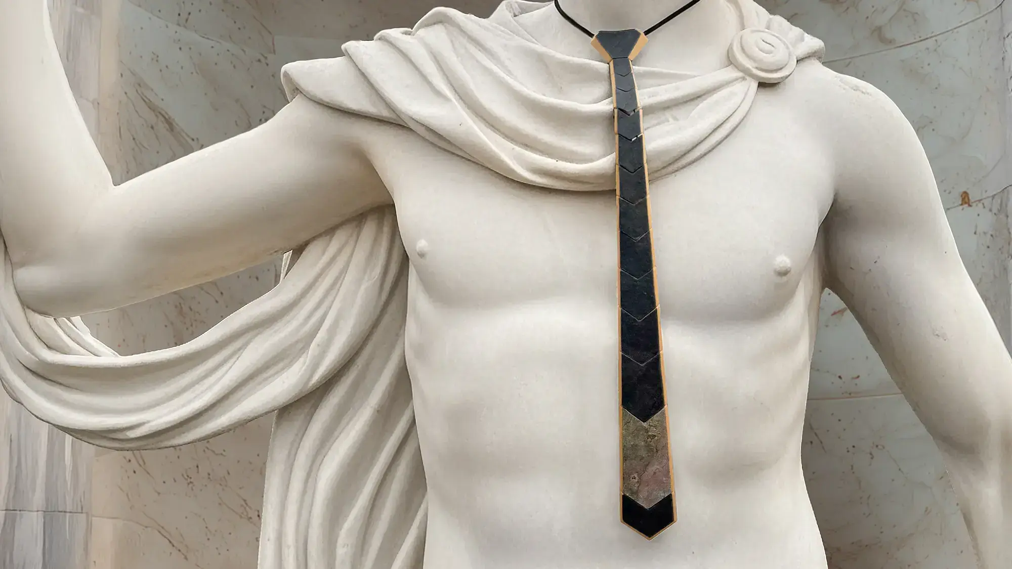 Pyroklast Krawatte von einer weißen Statue getragen